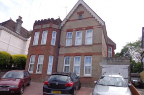Great location - Spacious 2 bed apartment with off road parking.